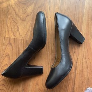 Black leather block heel pump size 39 Geox
